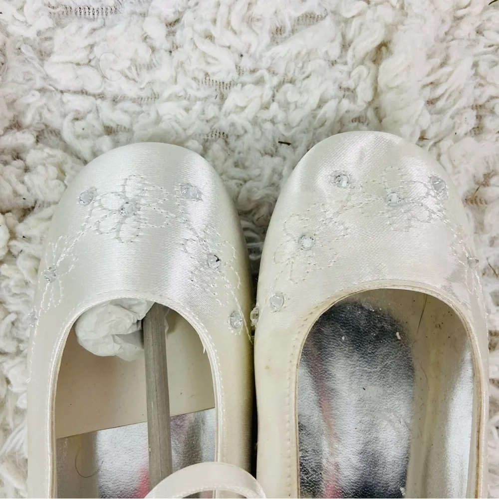 ERIJUNOR White satin Mary Jane Shoes with Floral embroidered Design size 12.5